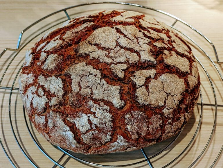 Genieße den köstlichen Geschmack von selbstgebackenem Sauerteig-Roggenbrot