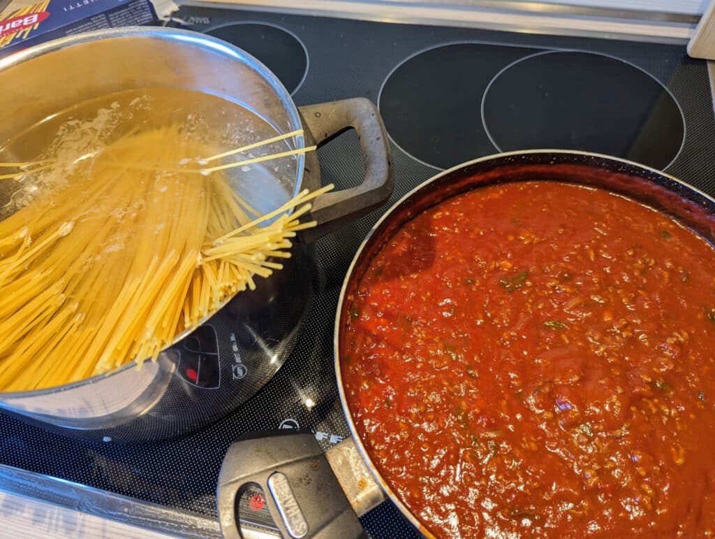 Schimon in Aktion: Die skurrile Odyssee der Spaghetti Bolognese