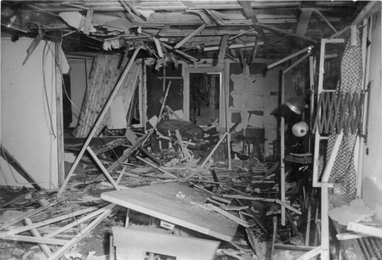 Zerstörte Lagerbaracke nach dem 20. Juli 1944