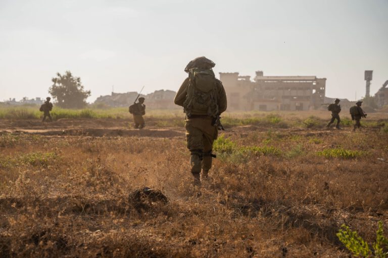 IDF-Soldaten im offenen Gelände