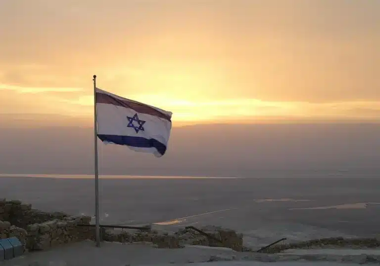 Israel Fahne im Morgengrauen