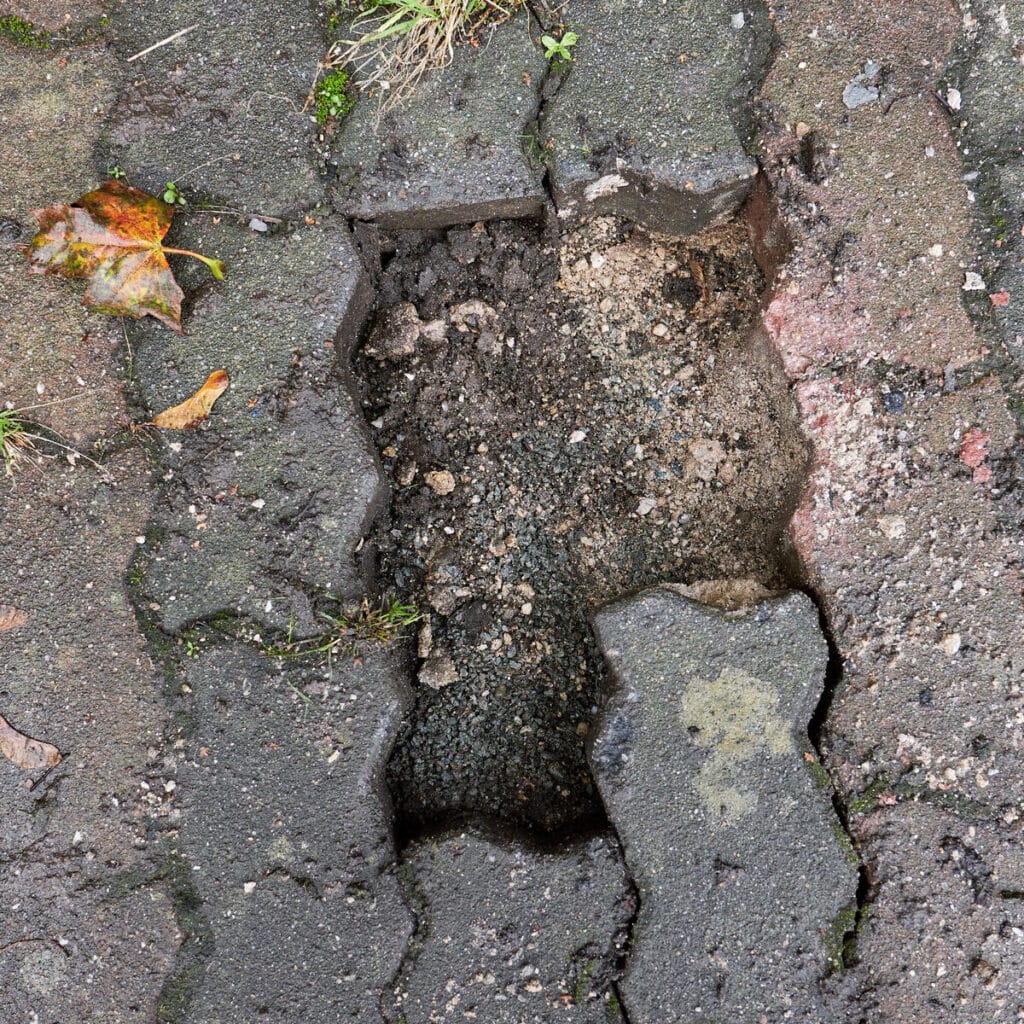 Erinnerung an die jüdischen Opfer mutwillig zerstört: Zehn Stolpersteine in Zeitz herausgerissen und entwendet