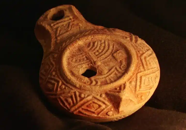 1700 Jahre alte Öllampe mit Tempelsymbolen in Jerusalem entdeckt