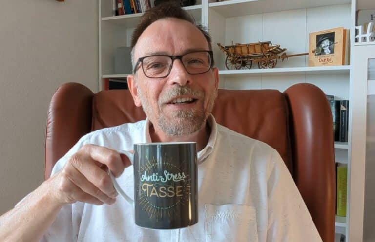 Peter mit Anti-Stress Tasse