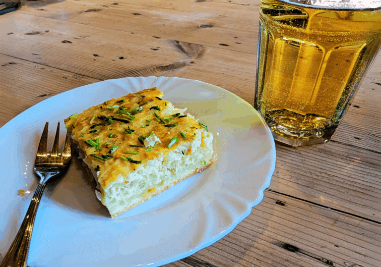 Zwiebelkuchen und Most