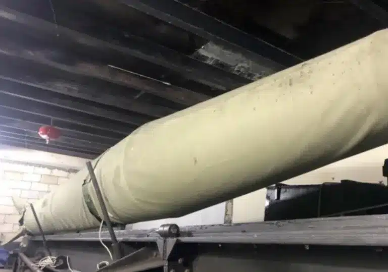 Rakete auf einer Abschussrampe