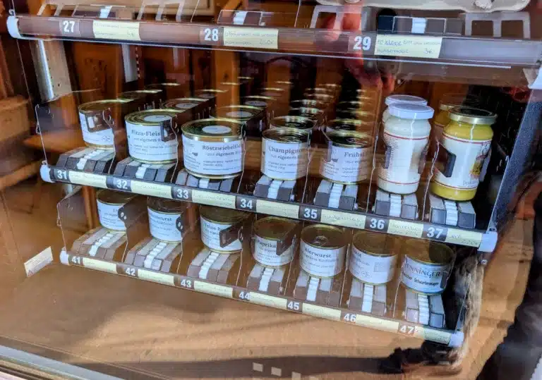 Wurstdosen-Automat im Hofladen